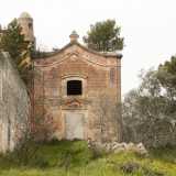 ...che si affianca all�annessa chiesetta dedicata a San Michele Arcangelo, piccolo edificio impreziosito da lesene decorative e dal color rosso sbiadito